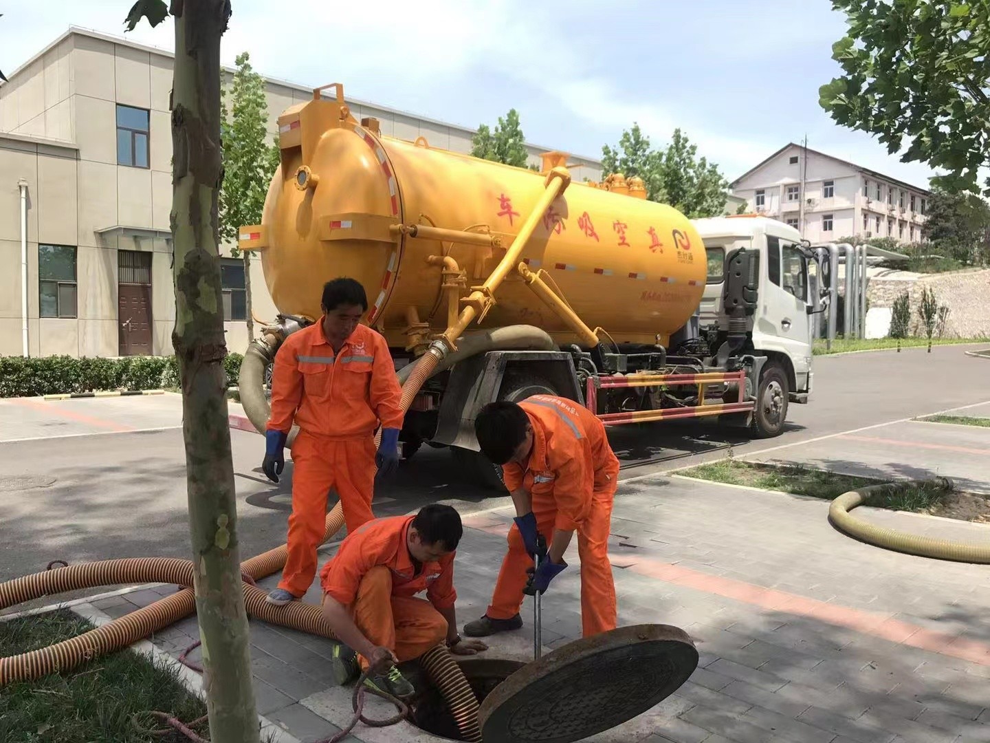 夷陵管道疏通车停在窨井附近