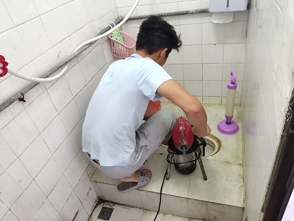 夷陵管道堵塞冒臭气 专业师傅现场解决问题